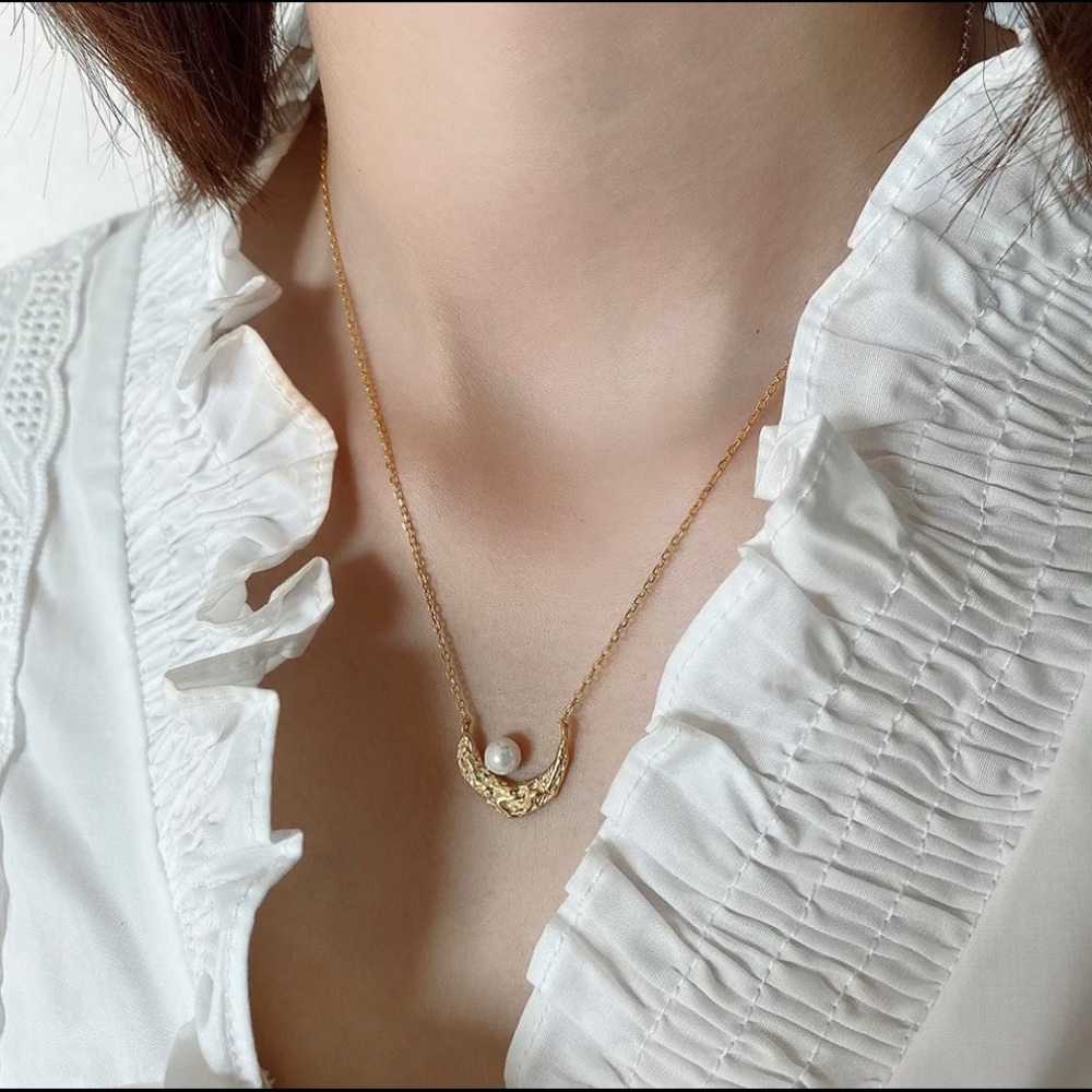 🆕Half Moon Freshwater Pearl Necklace🆕 - Picture 5 of 8